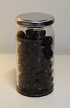 Photo d'olives noires dans un bocal